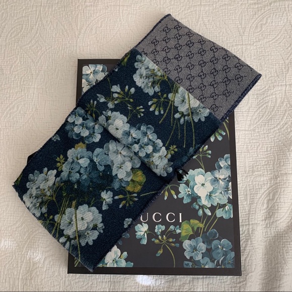 Gucci Midnight blue bloom minorophin scarf/wrap - Picture 3 of 7